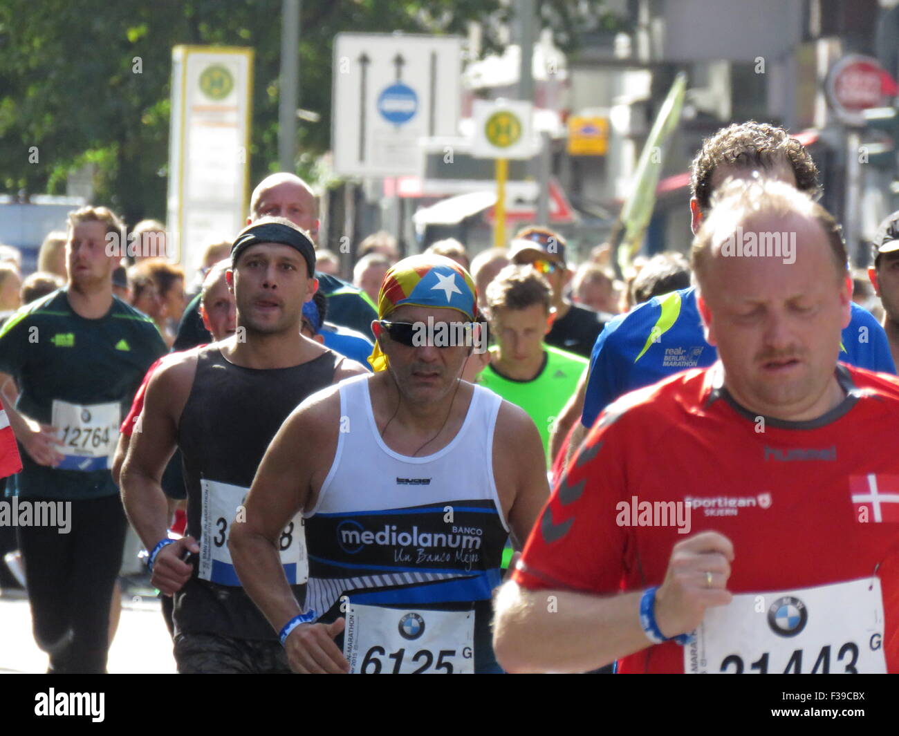 Maratona BMW di Berlino 2015: Corridori internazionali, folle di tifosi, porta di Brandeburgo e vivace atmosfera cittadina durante l'iconico evento sportivo Foto Stock