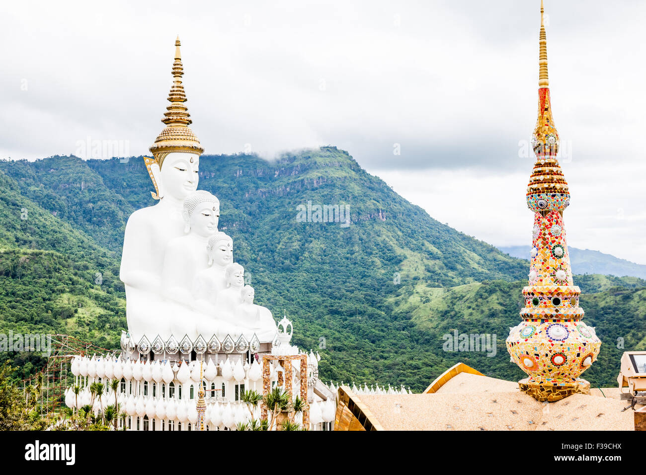 Nelle montagne di Khao Klo è un nuovo cinque Buddha bianco che appare in prossimità gli uni agli altri Foto Stock