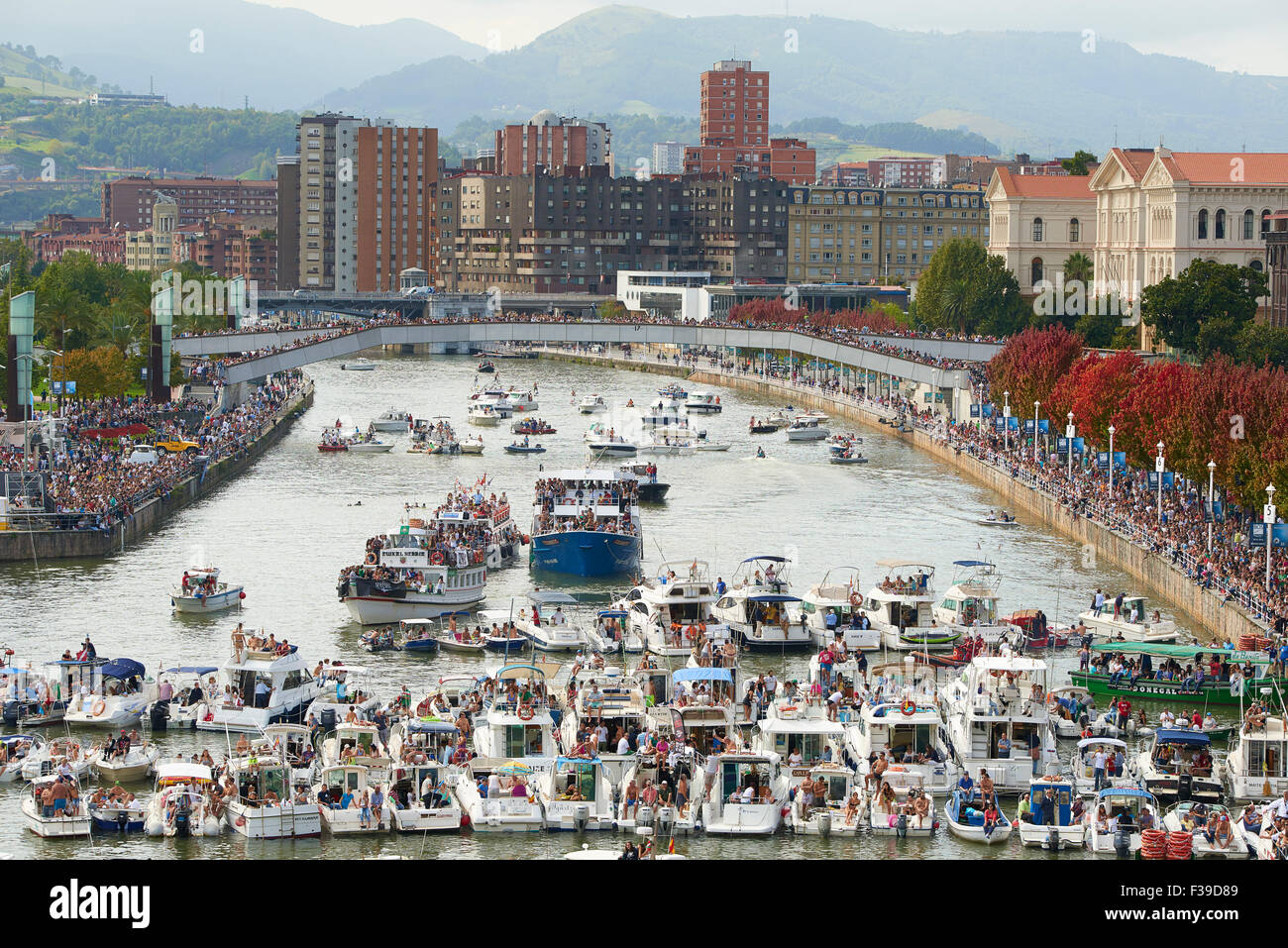 Le barche sul fiume Nervion, Bilbao, Biscaglia, Paese Basco, Euskadi, Euskal Herria, Spagna, Europa Foto Stock