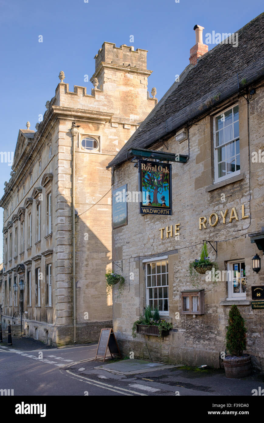 Il Royal Oak Pub. Burford. Cotswolds, Oxfordshire, Inghilterra. HDR Foto Stock