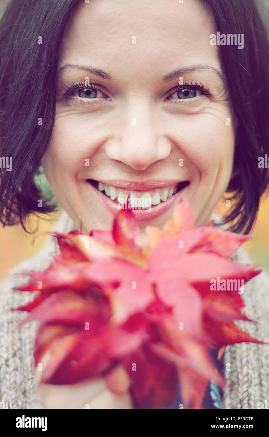 Sorridente metà donna adulta ritratto autunno Foto Stock