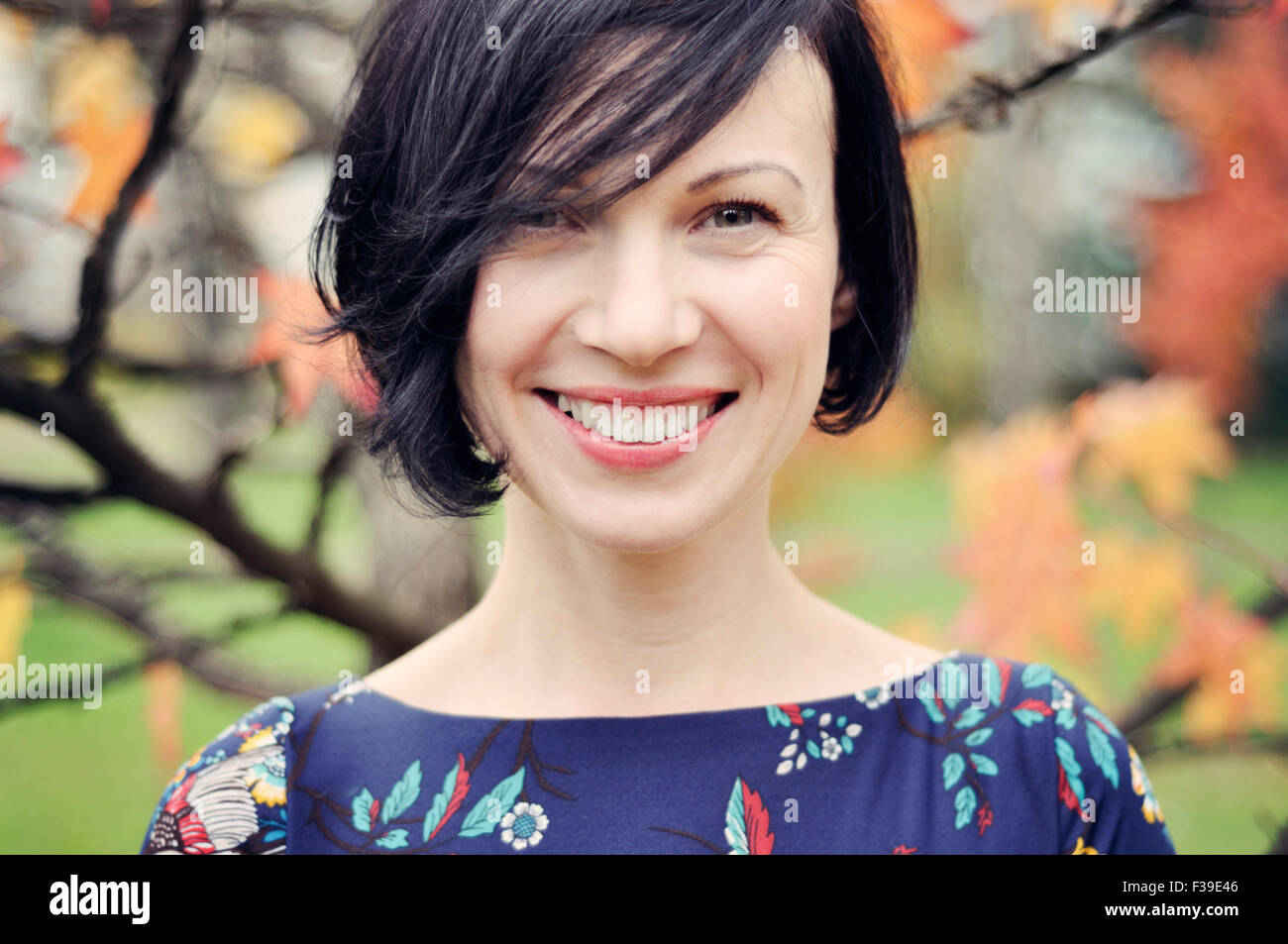 Sorridente metà donna adulta ritratto autunno Foto Stock