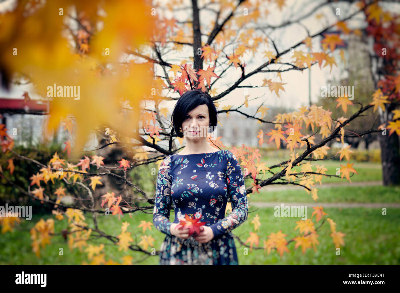 Sorridente metà donna adulta ritratto autunno Foto Stock