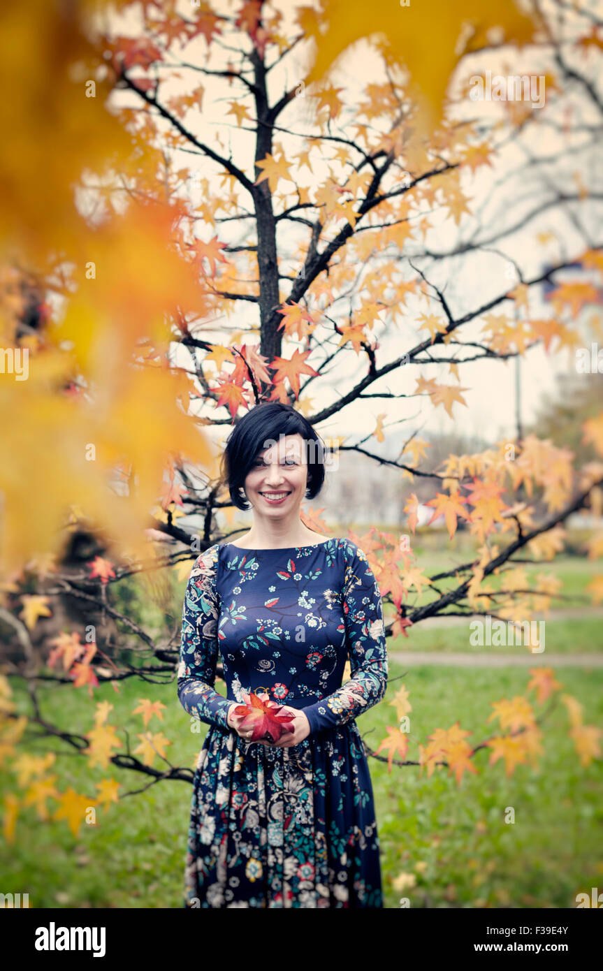 Sorridente metà donna adulta ritratto autunno Foto Stock