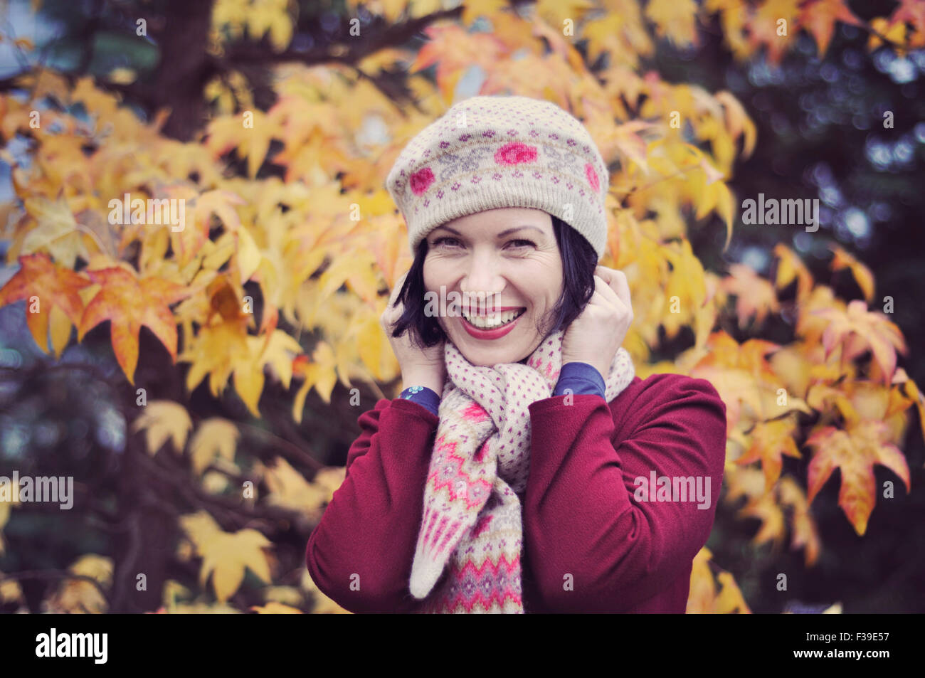 Felice metà donna adulta ritratto autunno Foto Stock