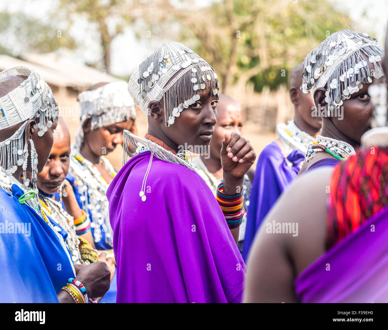 Le donne Masai che in abiti tradizionali durante la cerimonia della transizione verso una nuova era per i ragazzi e le ragazze dalla loro comunità Foto Stock