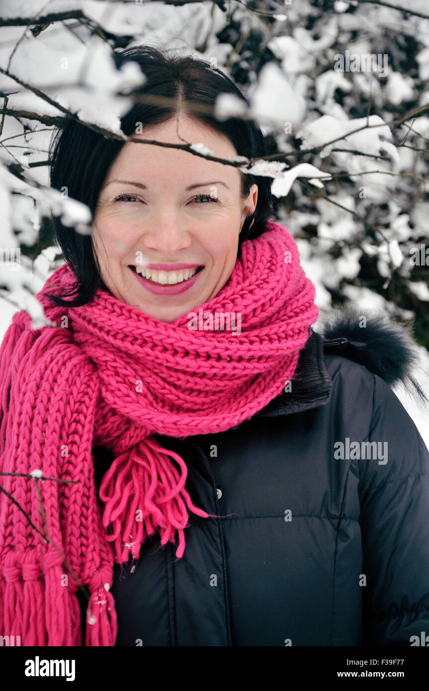 Ritratto di un sorridente metà donna adulta in inverno Foto Stock