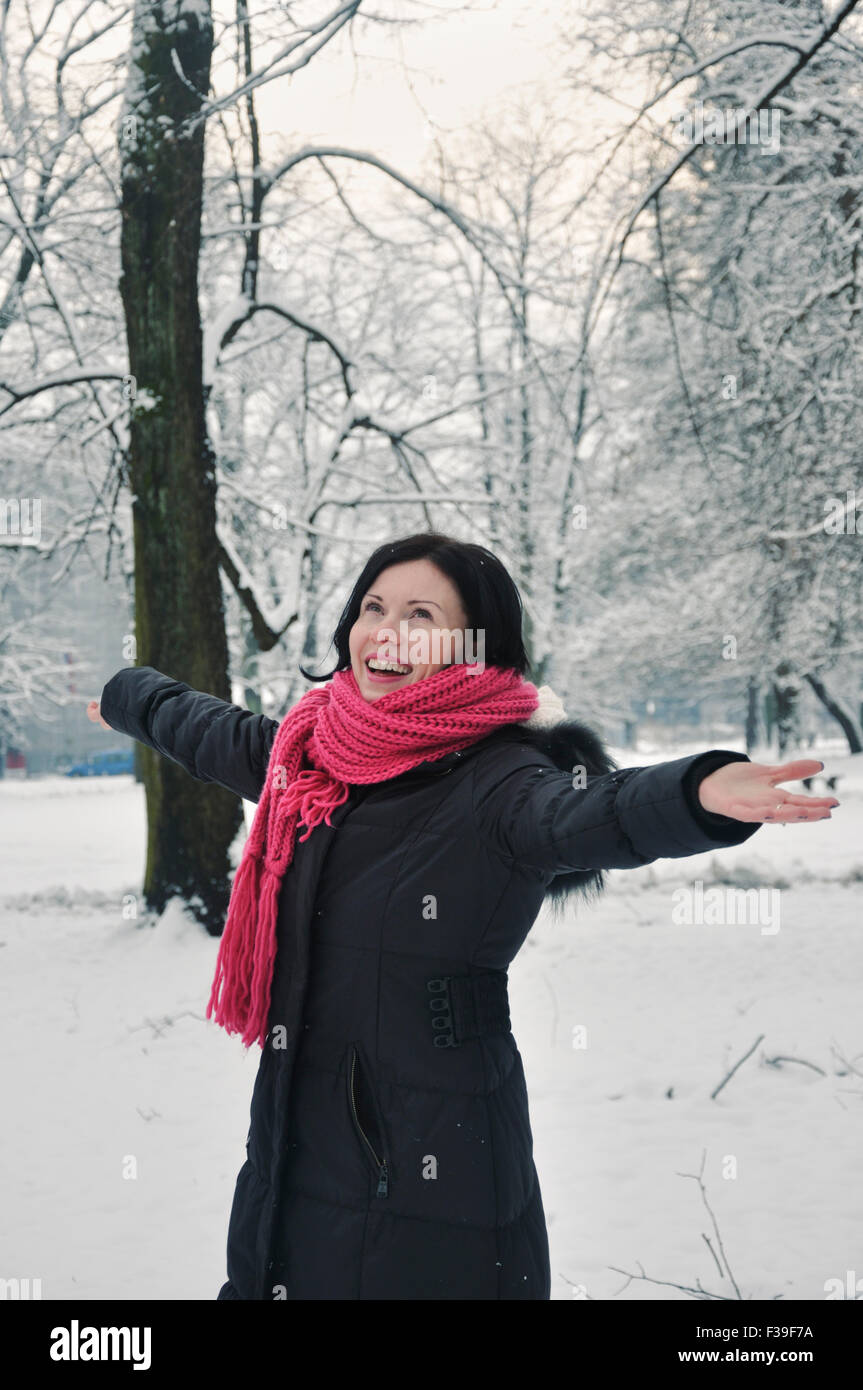 Ritratto di un sorridente metà donna adulta in inverno Foto Stock