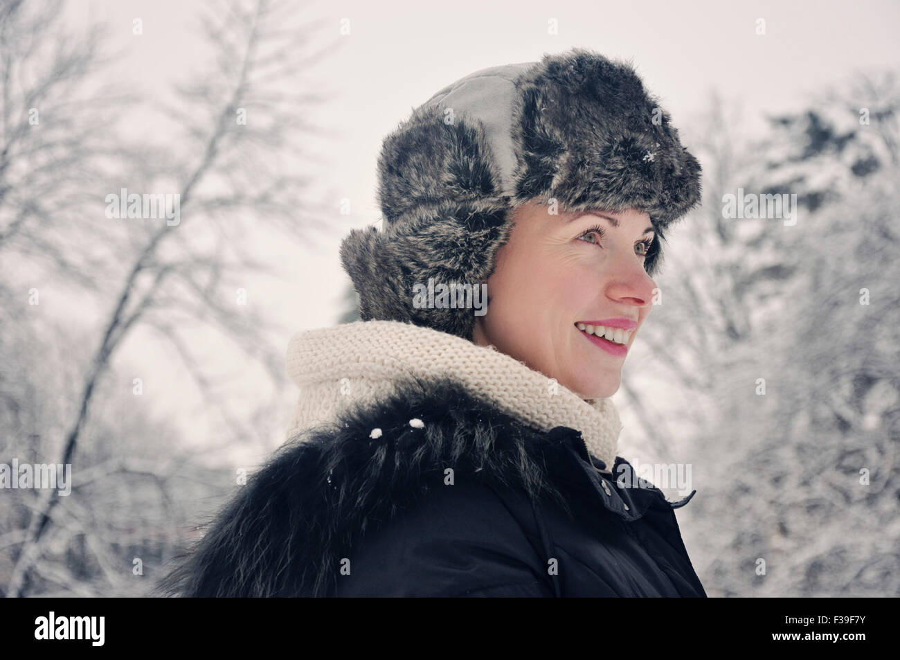 Ritratto di un sorridente metà donna adulta, inverno Foto Stock