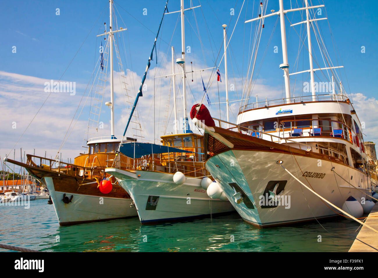 TROGIR, Croazia - Touristic navi da crociera sono linea tripla ormeggiate sulla banchina del porto di Trogir passeggiata a mare pronto ad imbarcare passeggeri Foto Stock