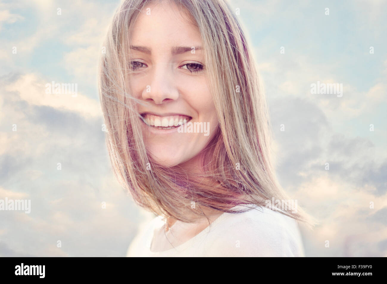 Sorridente giovane donna adulta ritratto Foto Stock