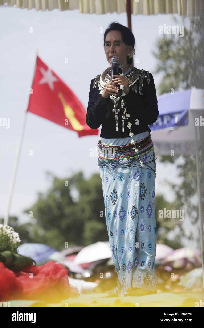 Myitgyina, Myanmar. 2 Ottobre, 2015. Presidente della Lega nazionale per la democrazia (NLD) di Aung San Suu Kyi parla durante la sua campagna elettorale in Myitgyina, Myanmar, Ottobre 2, 2015. Myanmar partito di opposizione NLD ha esortato i suoi candidati e i membri del partito per la campagna per le prossime elezioni generali in conformità con la legge elettorale e le direttive della Unione europea Commissione elettorale a rendere l'elezione di un successo. Credito: U Aung/Xinhua/Alamy Live News Foto Stock
