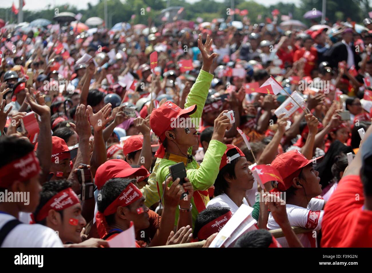 Myitgyina, Myanmar. 2 Ottobre, 2015. Le persone applaudono durante una campagna elettorale della Lega nazionale per la democrazia (NLD) presidente Aung San Suu Kyi in Myitgyina, Myanmar, Ottobre 2, 2015. Myanmar partito di opposizione NLD ha esortato i suoi candidati e i membri del partito per la campagna per le prossime elezioni generali in conformità con la legge elettorale e le direttive della Unione europea Commissione elettorale a rendere l'elezione di un successo. Credito: U Aung/Xinhua/Alamy Live News Foto Stock