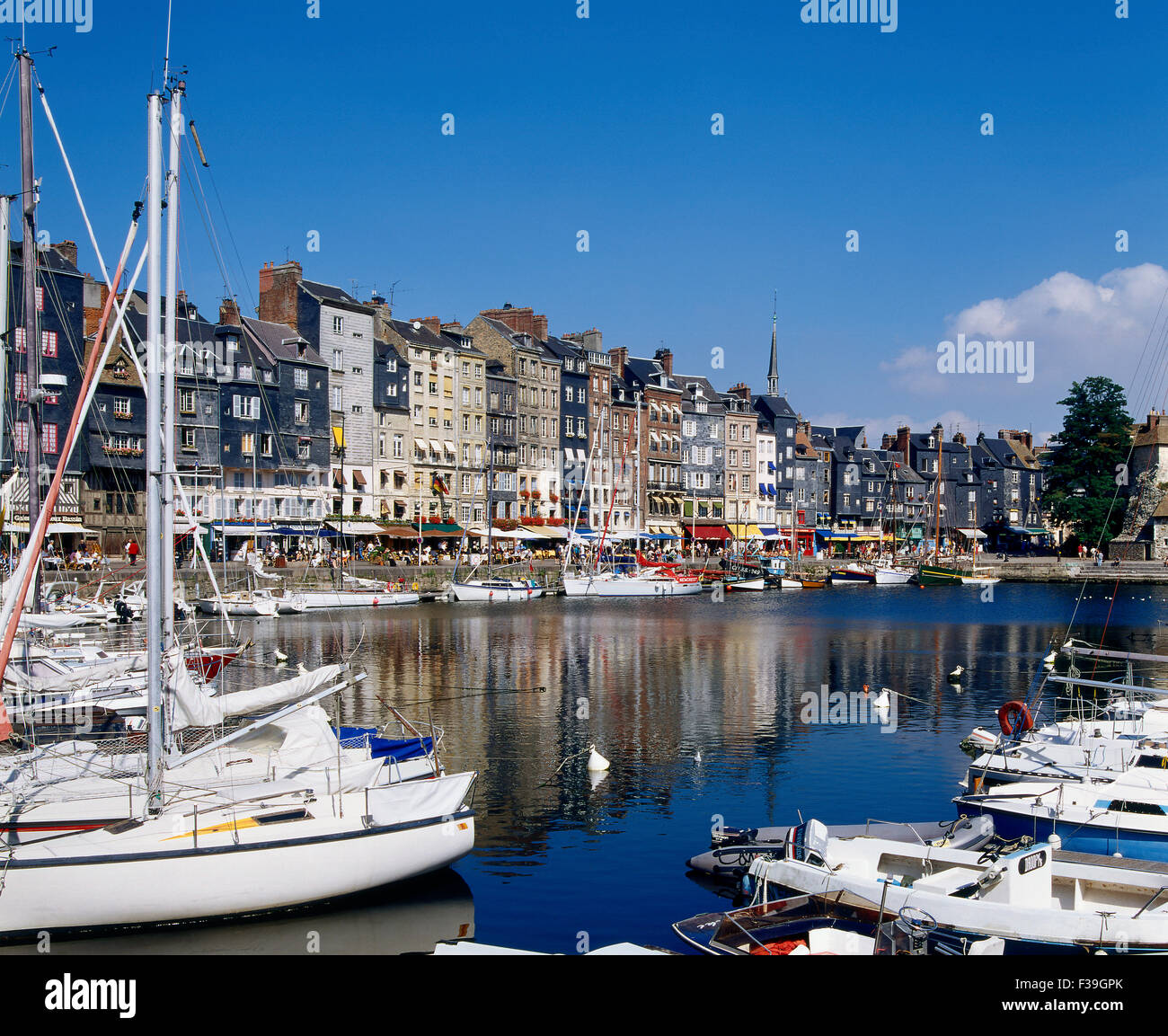 Storico porto di Honfleur Normandie Francia a luce del giorno Foto Stock