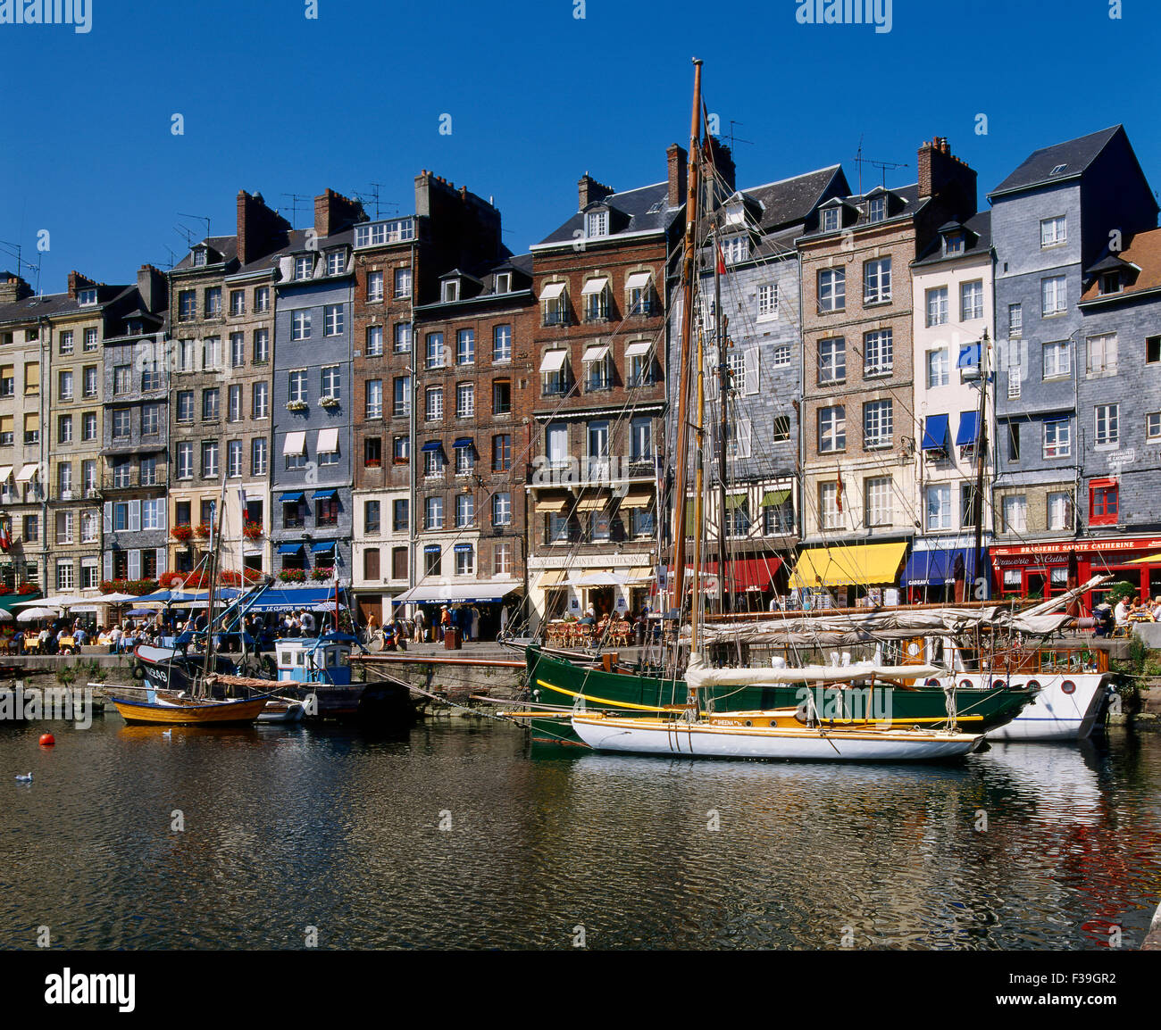Storico porto di Honfleur Normandie Francia a luce del giorno Foto Stock