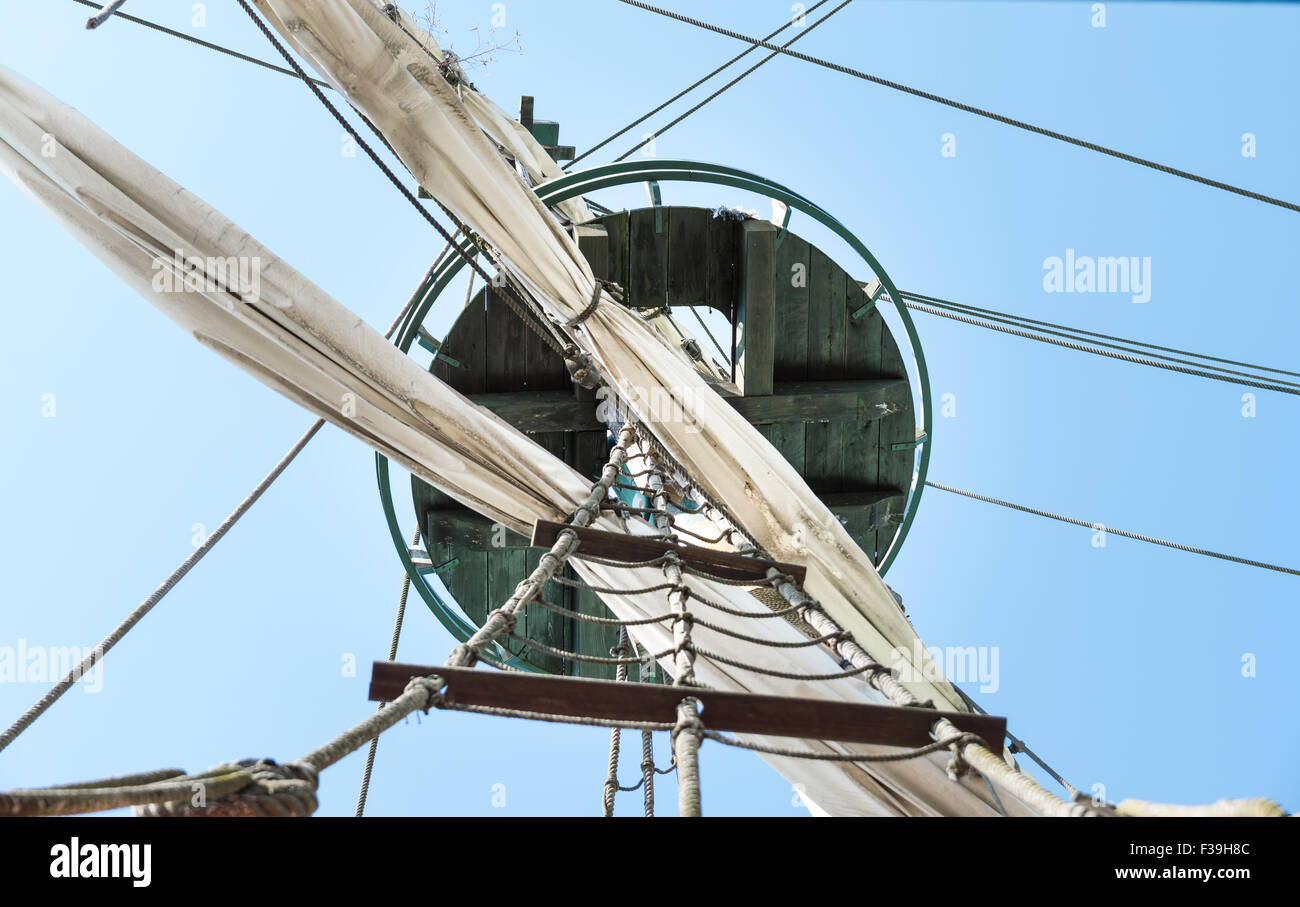 Crow's Nest sull'albero maestro di una nave a vela. Foto Stock