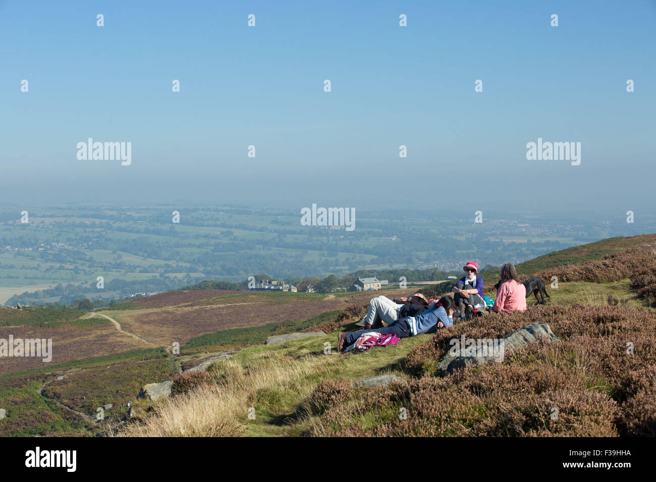 Ilkley Moor nel West Yorkshire, Regno Unito. 2° ottobre 2015. Regno Unito: Meteo trippers giorno godetevi lo splendido sole autunnale e fantastiche vedute sulla sommità di Ilkley Moor nel West Yorkshire, Regno Unito. 2° ottobre 2015. Forecaster hanno predetto che il paese si trova a godere di un ultimo pochi giorni di caldo, la molla come, previsioni del tempo prima che le cose iniziano a girare bagnato e tempestoso della prossima settimana. Credito: Ian Hinchliffe/Alamy Live News Foto Stock