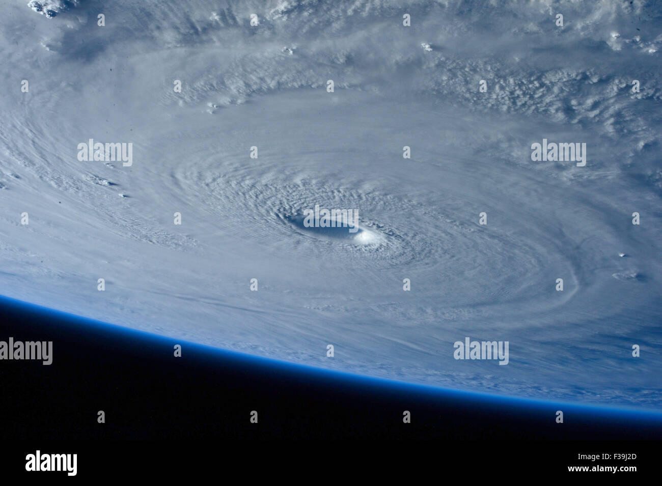 Typhoon Maysak rafforzato in un super tifone su Marzo 31, raggiungendo la categoria 5 uragano lo stato sul vento Saffir-Simpson Scala. Foto Stock