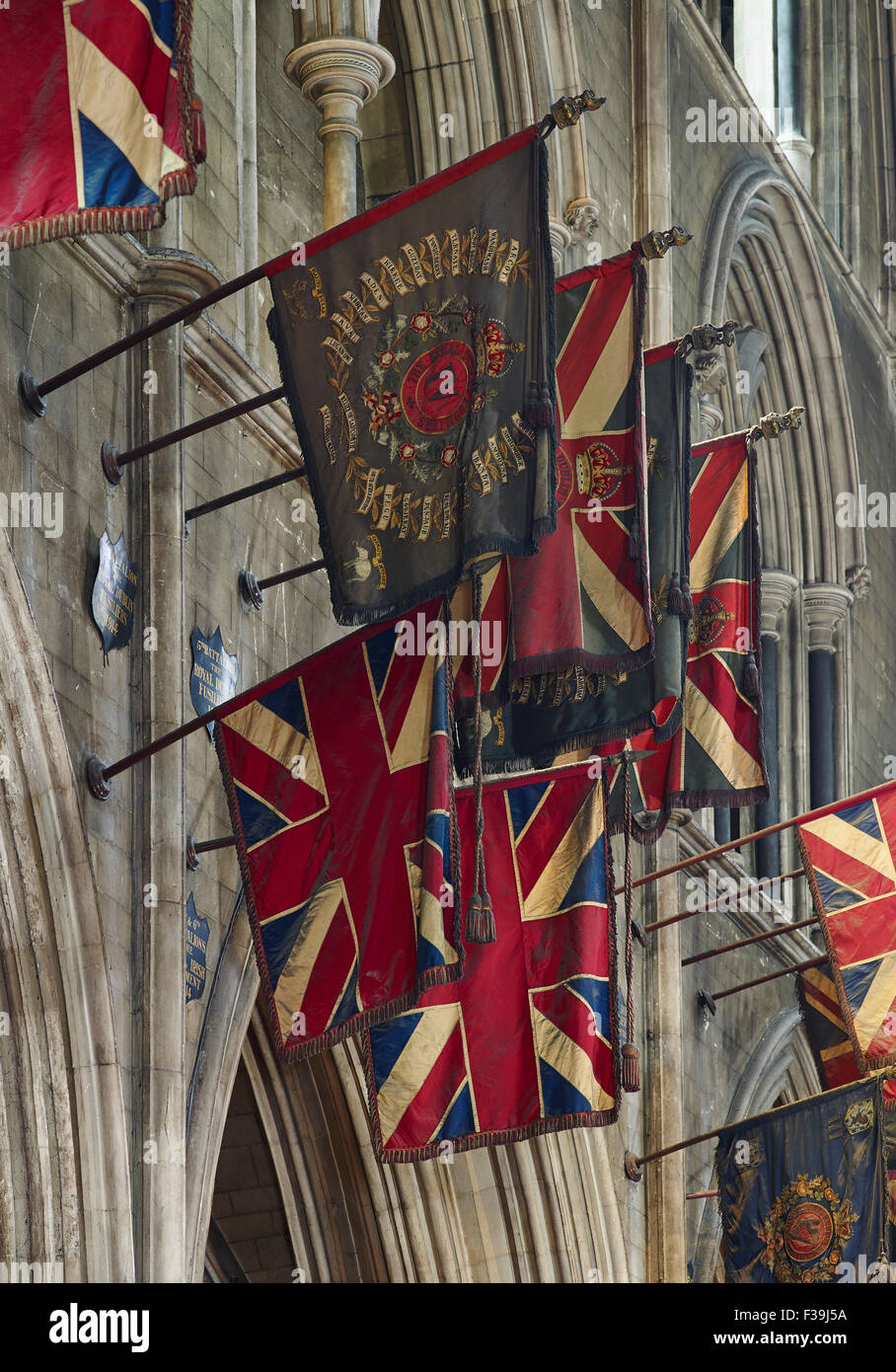 La Cattedrale di San Patrizio a Dublino transetto nord bandiere Foto Stock
