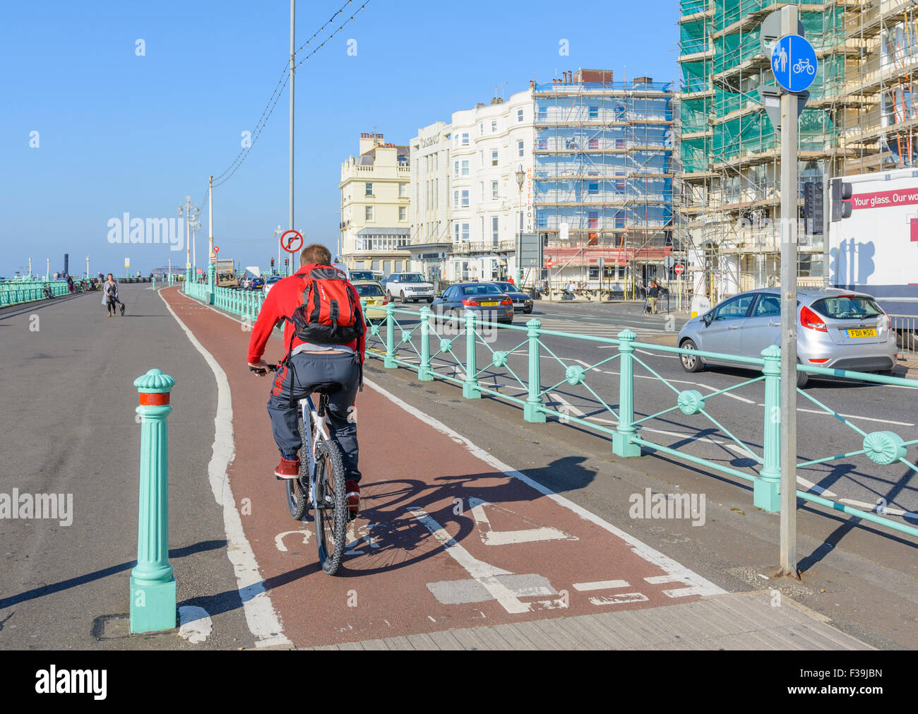 Ciclista maschile su un percorso ciclistico a Brighton, East Sussex, Inghilterra, Regno Unito. Uomo in bicicletta. Foto Stock
