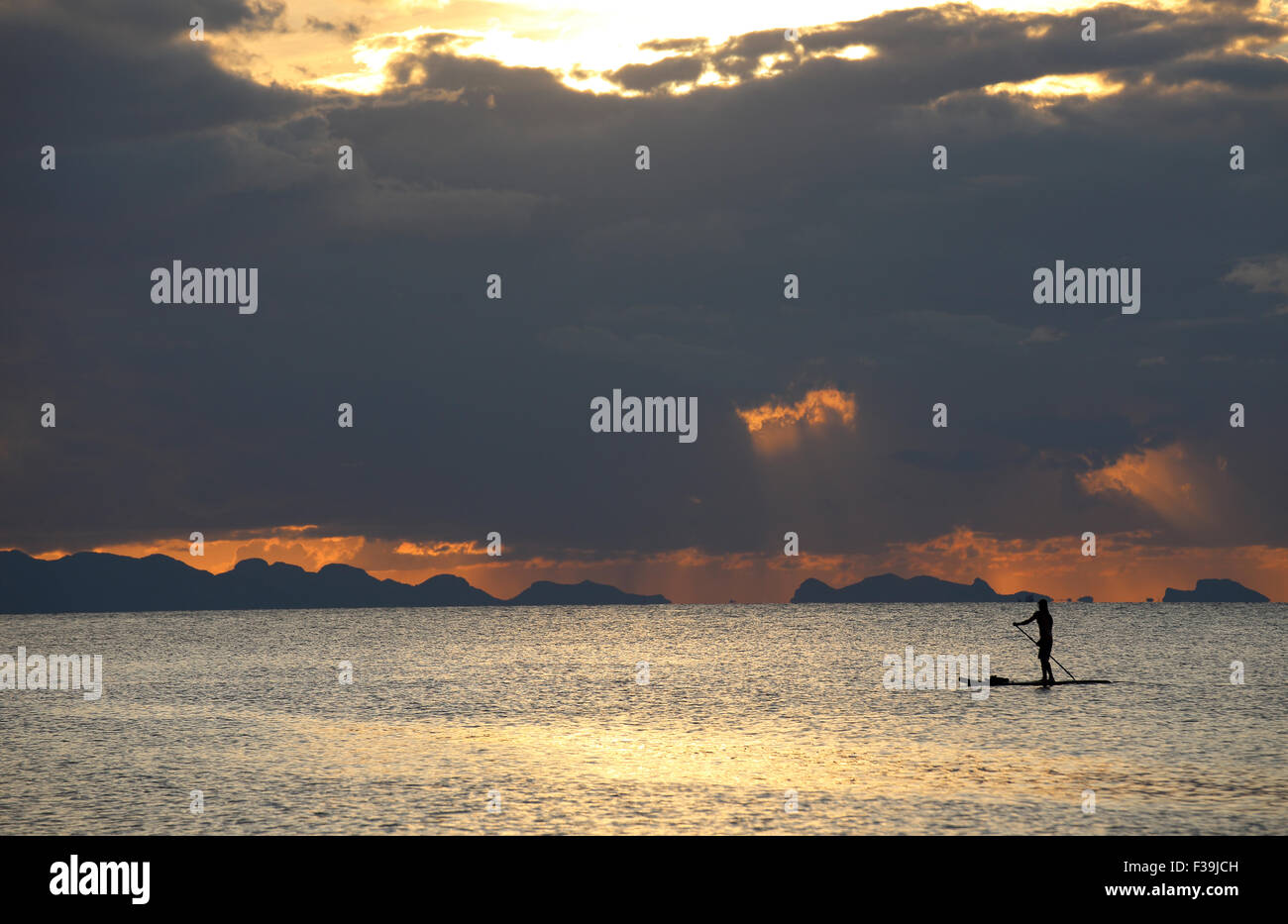 Stand Up Paddling in Thailandia Foto Stock