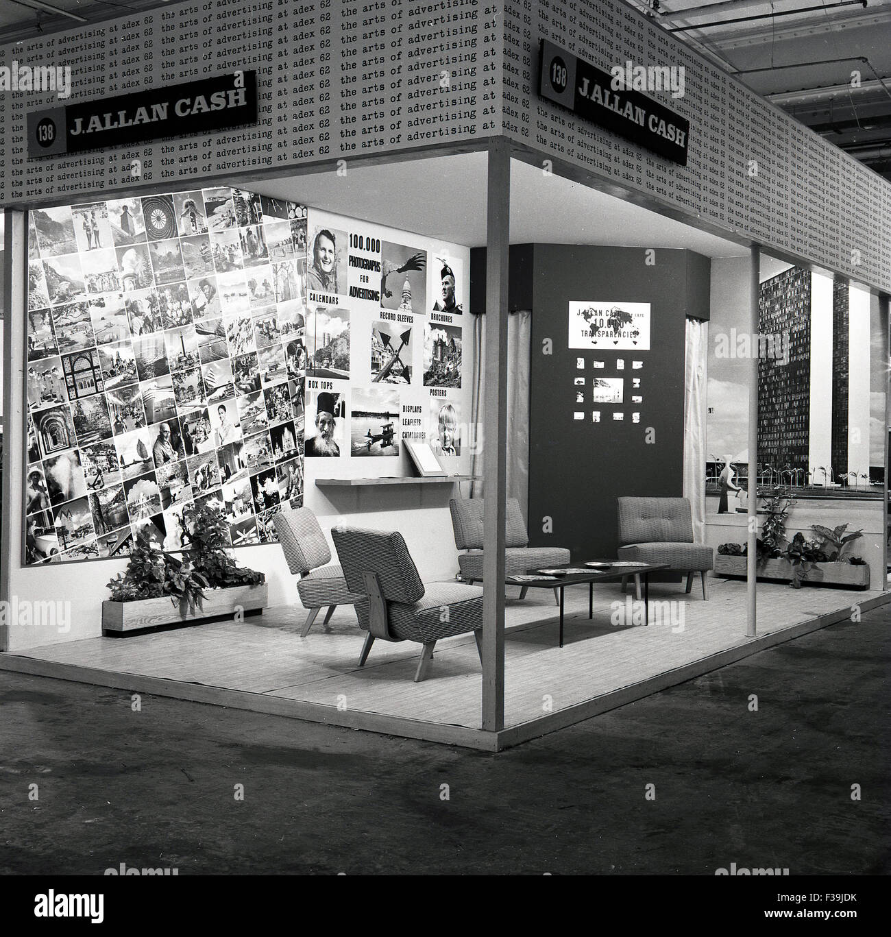 Storico, 1962, l'immagine mostra una mostra al coperto stand del principale fotografo britannico di viaggio di questa epoca, J Allan Cash (1902-1974) al salone pubblicitario adex. Foto Stock
