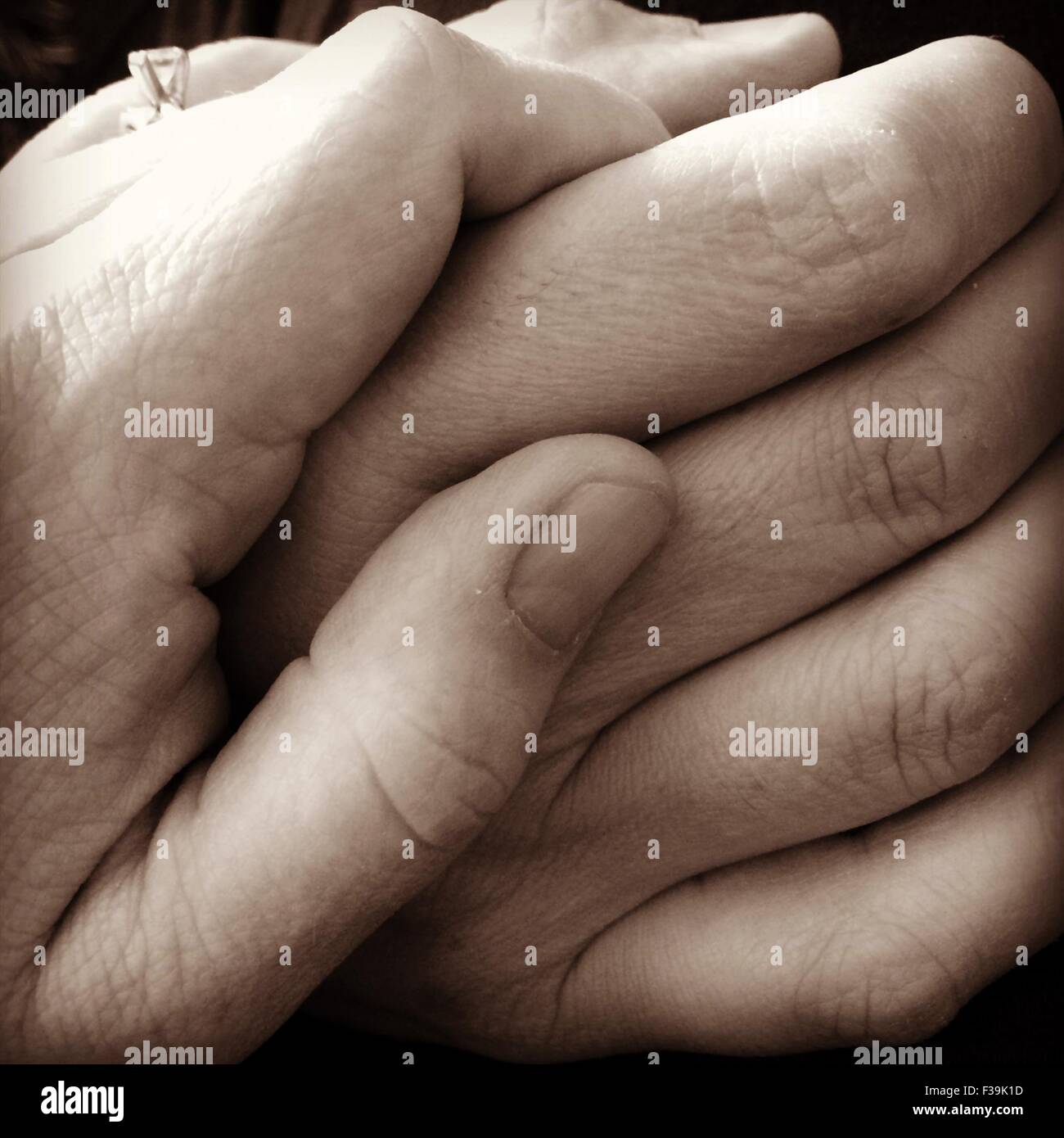 Close up di un giovane Holding Hands Foto Stock