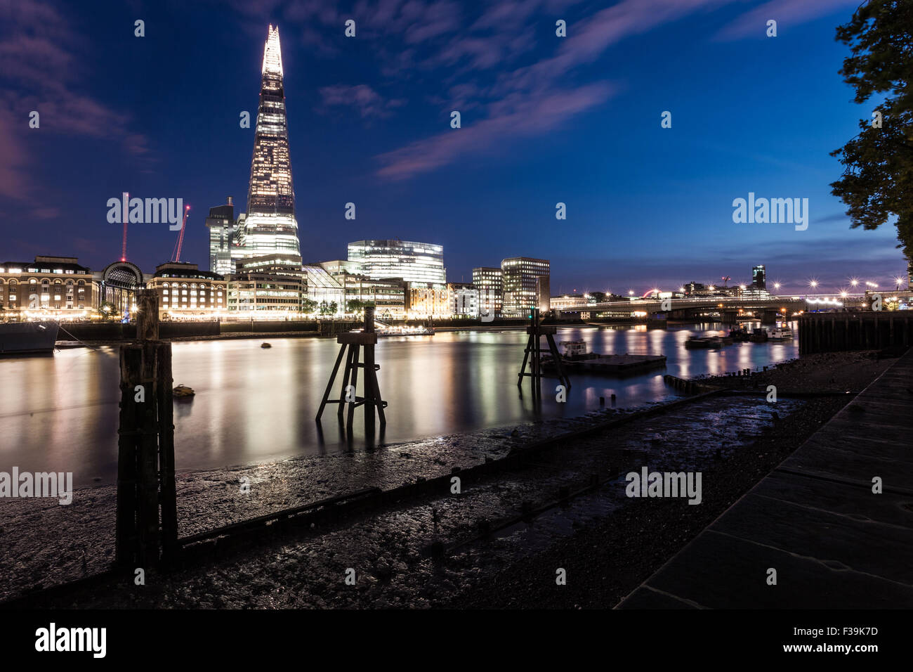 Vista del coccio di notte dalla riva del fiume Tamigi Foto Stock