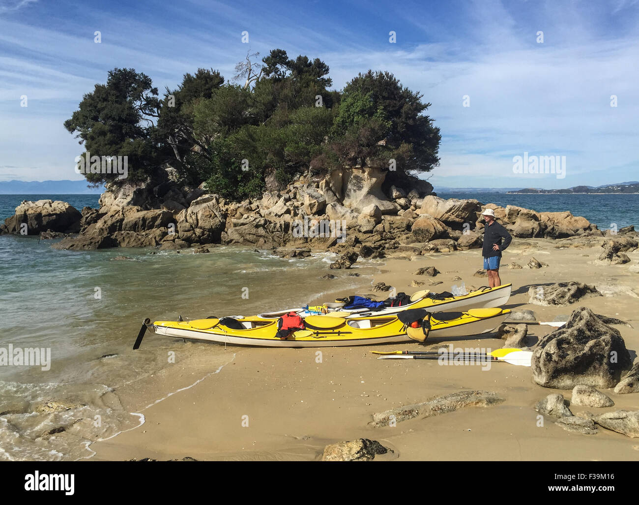 L uomo e il kayak da mare sulla spiaggia di Isola di pescatori, il Parco Nazionale Abel Tasman, Nuova Zelanda Foto Stock