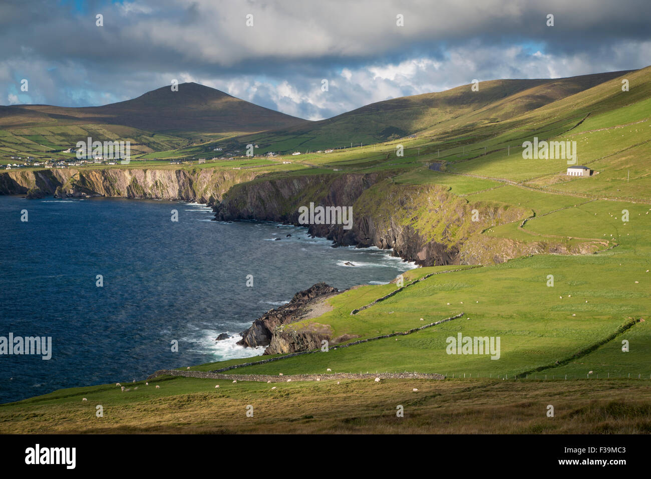 Vista lungo la costa occidentale della penisola di Dingle, nella contea di Kerry, Repubblica di Irlanda Foto Stock