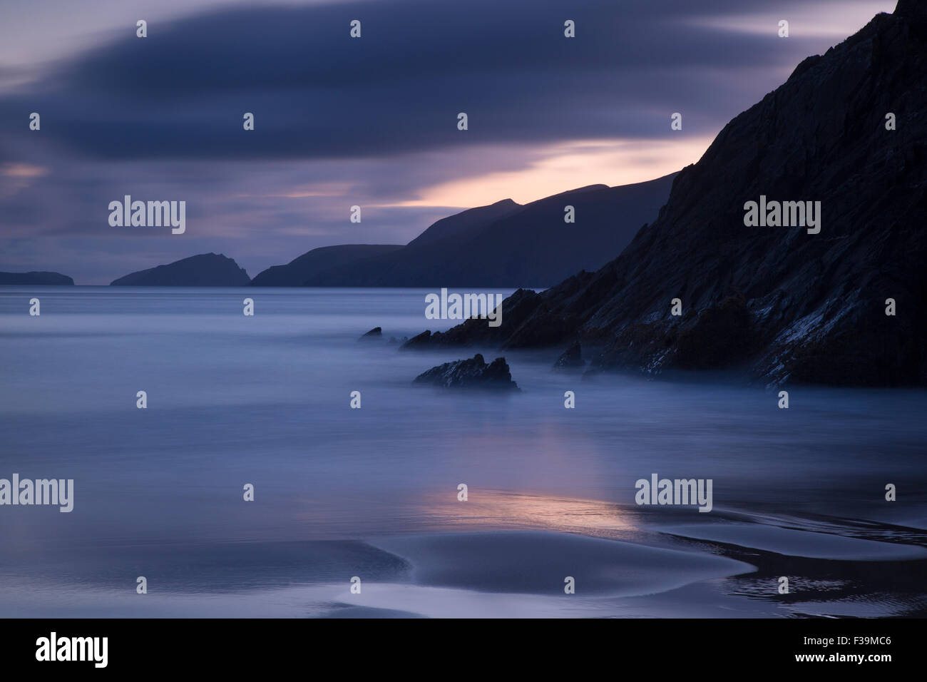 La costa della penisola di Dingle a Slea Head con isole Blasket al di là della Contea di Kerry, Repubblica di Irlanda Foto Stock