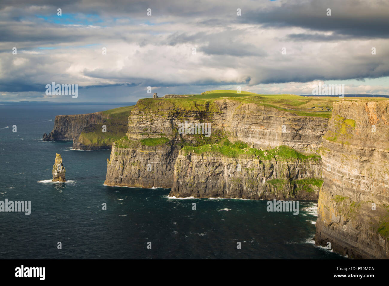 Impostazione della luce solare su scogliere di Moher , County Clare, Repubblica di Irlanda Foto Stock