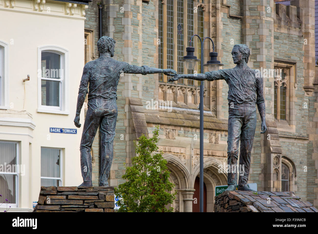 Le mani attraverso il divario - pace statua dello scultore Maurice Harron, Londonderry/Derry, County Londonderry, Irlanda del Nord, Regno Unito Foto Stock