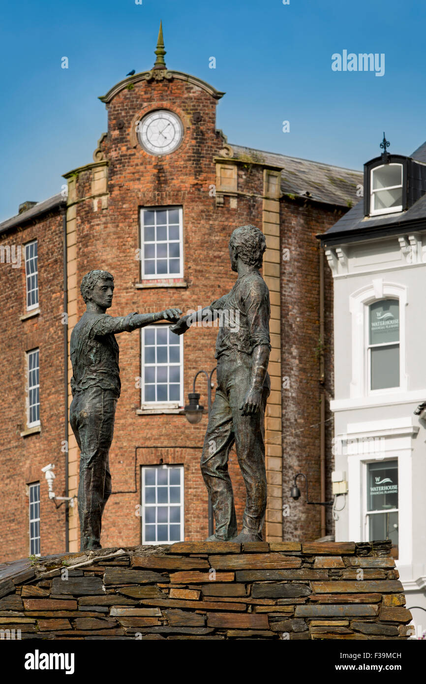Le mani attraverso il divario - pace statua dello scultore Maurice Harron, Londonderry/Derry, County Londonderry, Irlanda del Nord Foto Stock