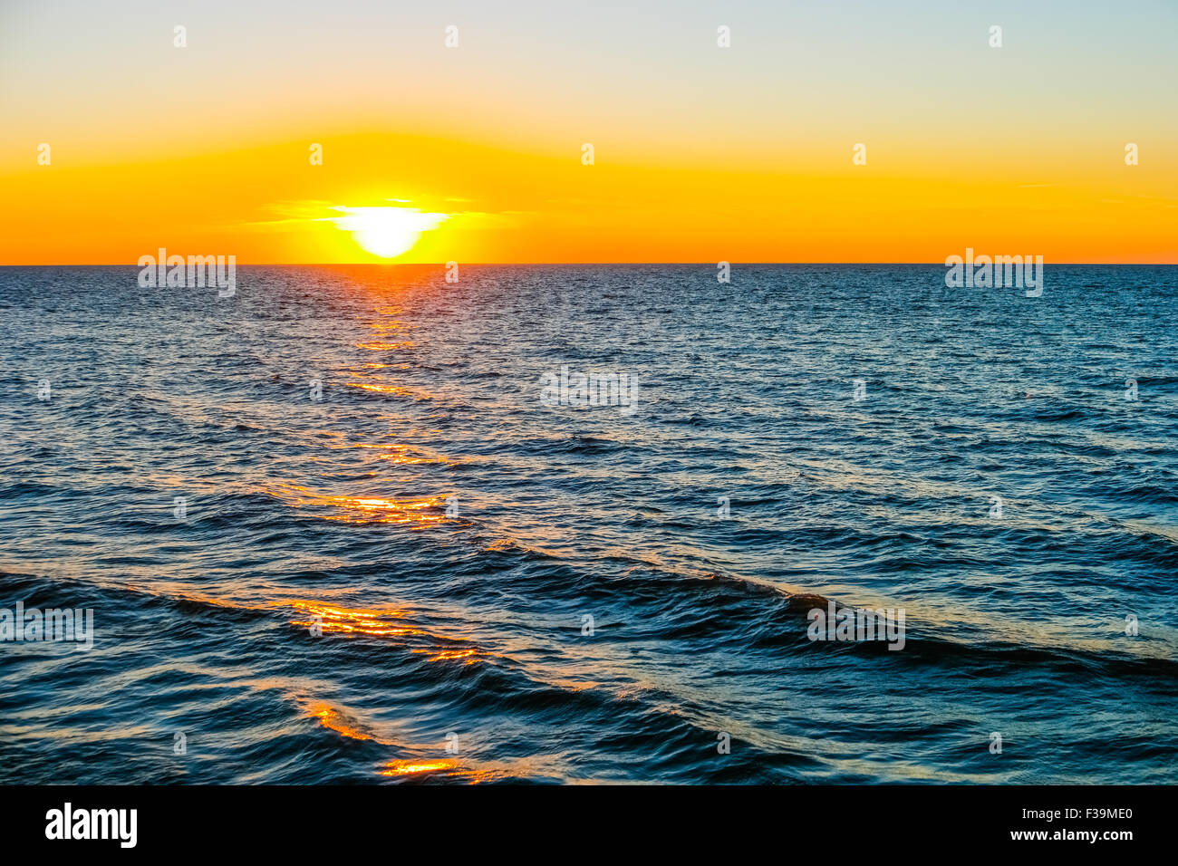 Vista panoramica di luminoso tramonto sul mare Foto Stock