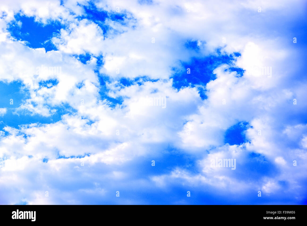 Il cielo blu con nuvole bianche sfondo naturale Foto Stock