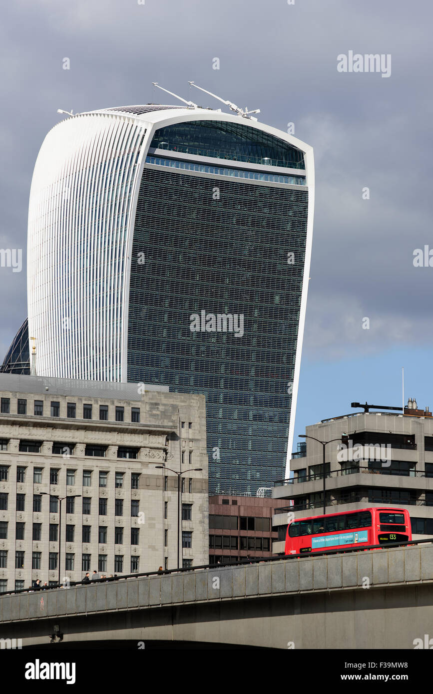 Il walkie-talkie edificio, accanto a London Bridge, uno dei nuovi edifici iconici che la linea delle rive del Tamigi. Foto Stock