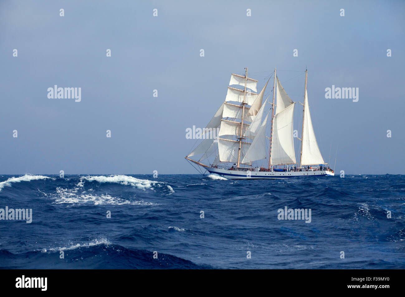 Barquentine con vele bianche nel mare calmo Foto Stock