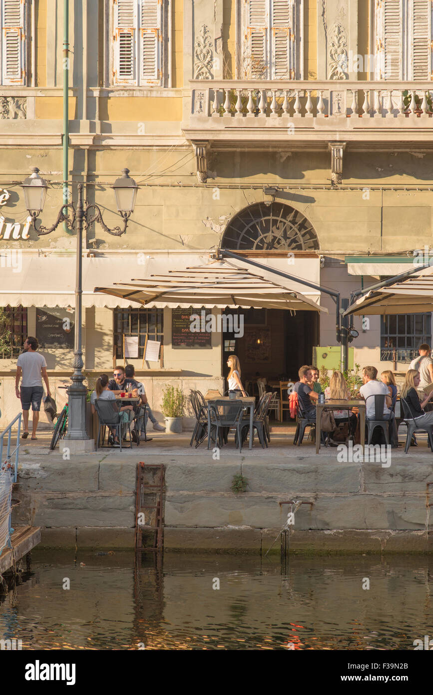 Bar Trieste fronte mare per turisti, vista in estate di un bar locale situato lungo il Canal grande a Trieste, Italia. Foto Stock