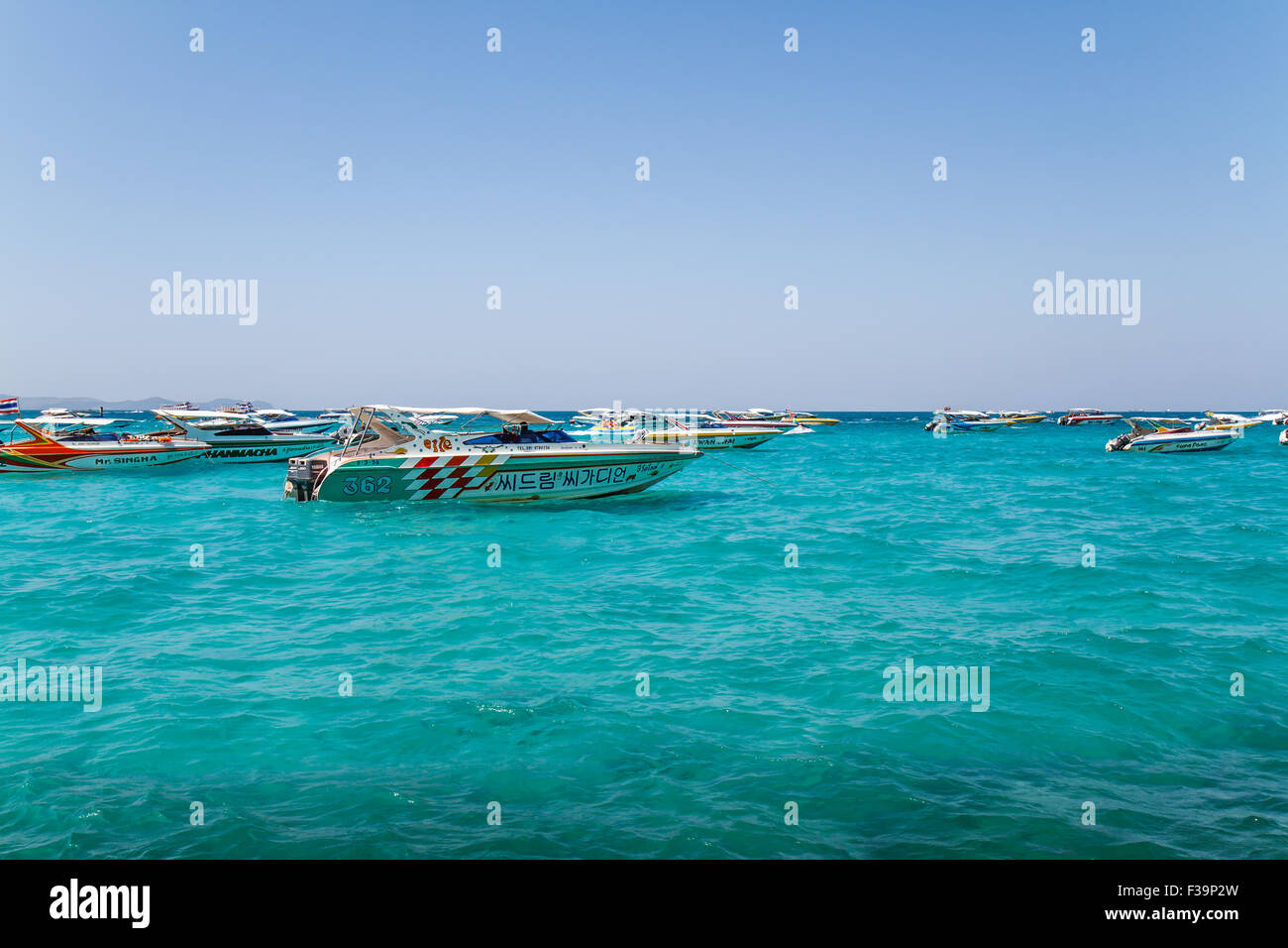 Imbarcazione turistica in spiaggia, in Ko Lan ( Larn isola ) a Pattaya, Thailandia Foto Stock
