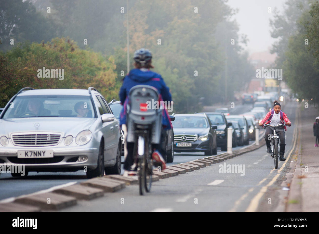 Ciclisti sul ponte Donnington a Oxford, Regno Unito, dove il Consiglio ha recentemente introdotto i controversi quartieri a basso traffico e le zone a emissione zero Foto Stock