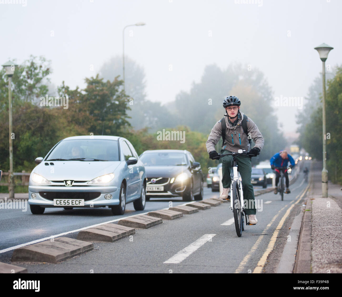 Ciclisti sul ponte Donnington a Oxford, Regno Unito, dove il Consiglio ha recentemente introdotto i controversi quartieri a basso traffico e le zone a emissione zero Foto Stock