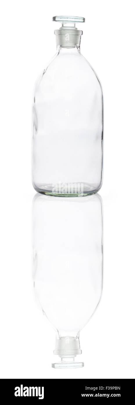 Svuotare la bottiglia di vetro con la riflessione isolata su sfondo bianco Foto Stock