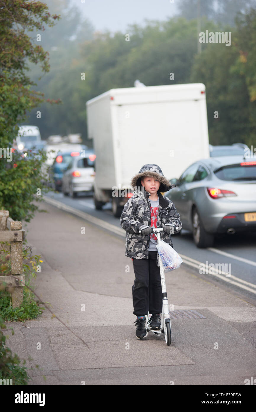 Boy on scooter a Oxford, Regno Unito, dove il Consiglio ha recentemente introdotto controverse zone di vicinato a basso traffico e zone a zero emissioni Foto Stock