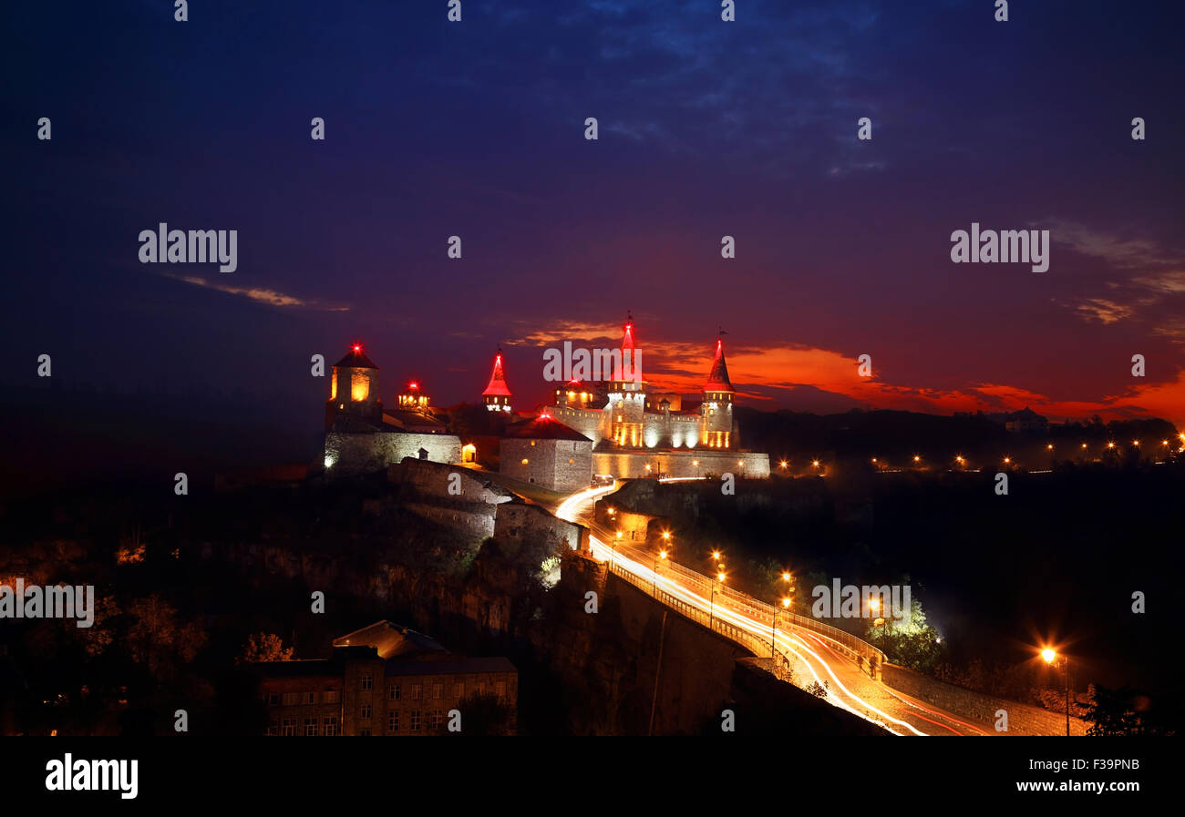 Notte Vista panoramica del borgo medievale di semi-castello in rovina in Kamenetz-Podolsk, Ucraina Foto Stock