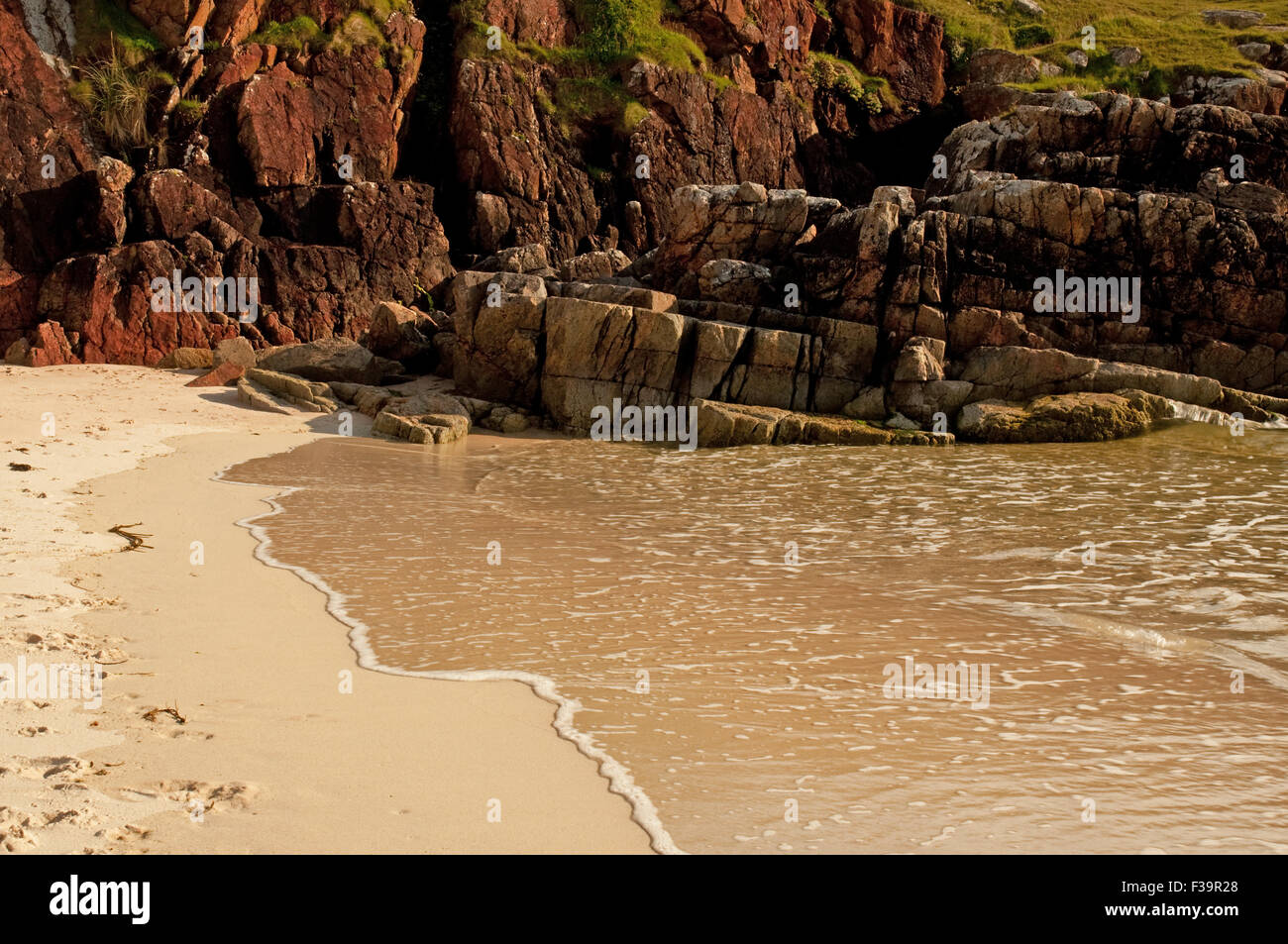Lewisian Gneiss rock a Oldshoremore Bay Foto Stock