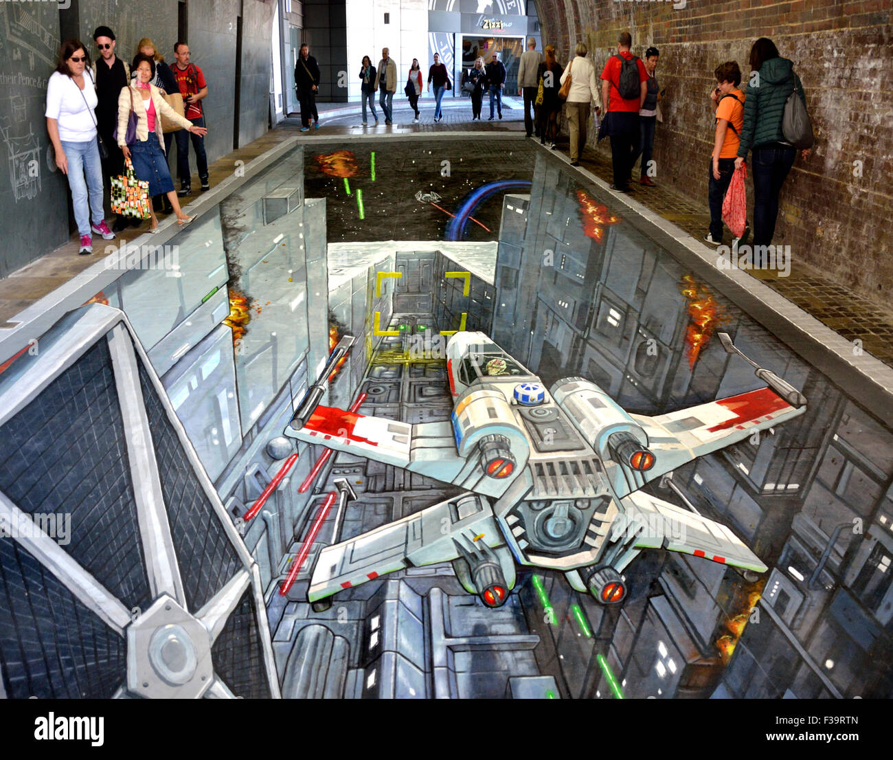 Londra, Regno Unito. Il 2 ottobre, 2015. 3D ARTE sul marciapiede, creati da artisti 3D Joe e Max, raffigurante una scena da "Star Wars: Episodio IV Una nuova speranza", per celebrare il lancio del Regno Unito del luogo contro l'impero set di giochi, Credito: PjrNews/Alamy Live News Foto Stock