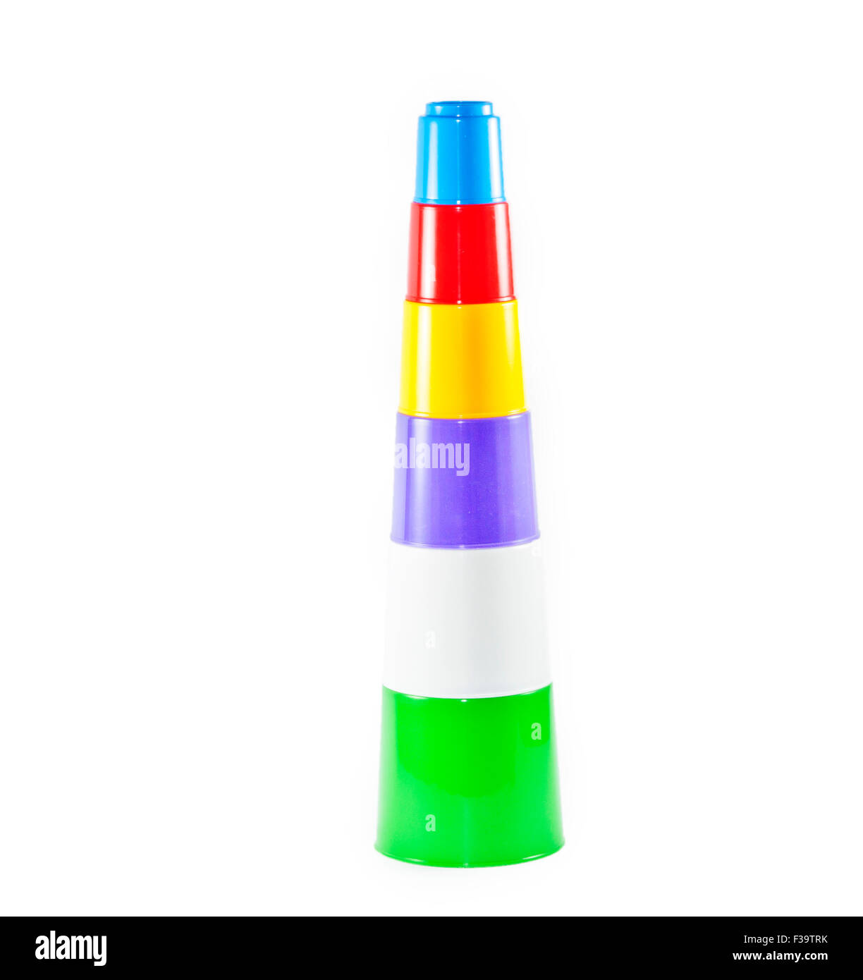 Colorato giocattolo per bambini tazze di impilamento isolati su sfondo bianco Foto Stock