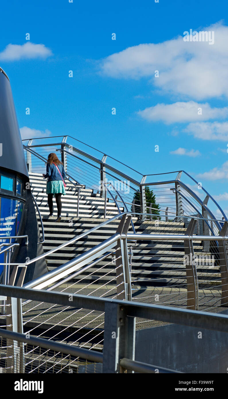 Giovane donna passaggi di arrampicata su scala Lane Bridge, Kingston upon Hull, East Riding of Yorkshire, Humberside, England Regno Unito Foto Stock