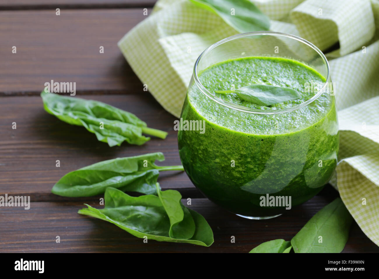 Organici naturali verde smoothie spinaci - cibo sano Foto Stock